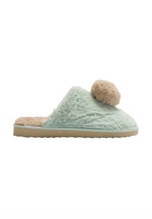 Zapatillas verdes menta peludas con un pompón de piel beige, textura suave y suela de goma color marrón claro, con un diseño de punta abierta.