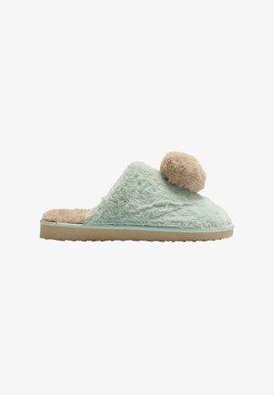 Zapatillas verdes menta peludas con un pompón de piel beige, textura suave y suela de goma color marrón claro, con un diseño de punta abierta.