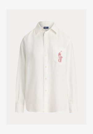 Chemise blanche à manches longues avec col pointu, poche poitrine et logo brodé en rouge d'un joueur de polo sur la poche.