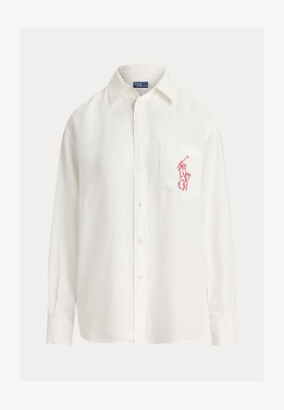 Witte blouse met lange mouwen, knopenrij, spitse kraag, borstzakje en rode geborduurde polo-speler logo op het zakje.