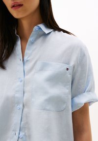 Tommy Hilfiger RELAXED SHIRT - Button-down blouse - breezy blue