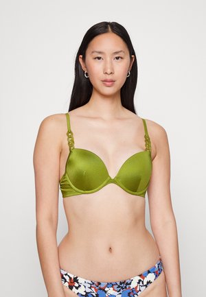 Sutiã verde de satin com copas moldadas, alças finas ajustáveis e detalhes em corrente; a textura suave realça o design estruturado.
