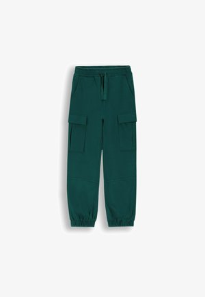 Zielone, elastyczne spodnie cargo w pasie z dwiema bocznymi kieszeniami i dwoma kieszeniami cargo. Mankiety u kostek oraz gładka, miękka faktura.