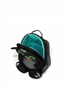 Schwarz-grauer Rucksack mit einem Design eines animierten Charakters, grünen Augen und einem türkisfarbenen Innenraum. Verfügt über abgerundete Taschen am Boden.