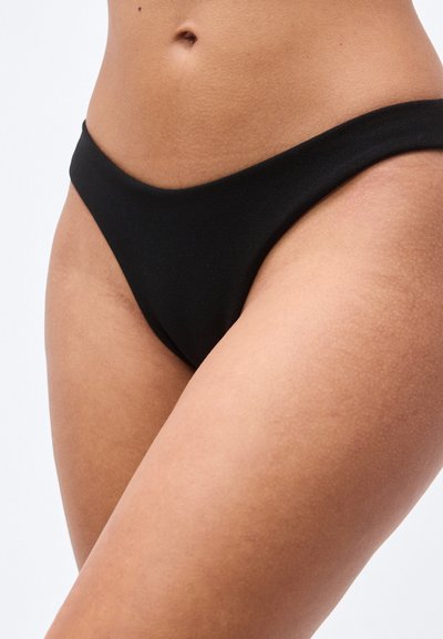 Μαύρο κάτω μέρος μπικίνι με λεία υφή, ελάχιστη κάλυψη και ψηλή κοπή. Διαθέτει φαρδιά ζώνη μέσης για άνεση.