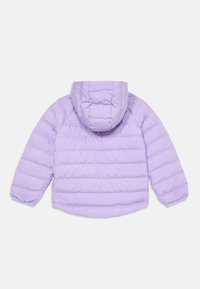 Giacca puffer viola chiaro con cappuccio, caratterizzata da imbottiture orizzontali, polsini elastici e un design corto. Tessuto morbido e liscio.