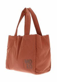 Sac fourre-tout matelassé couleur rouille avec deux poignées supérieures, présentant un design cousu et un détail embossé "MD 20" sur le côté.
