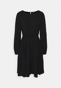 Robe noire mi-longue à manches longues, décolleté rond et taille cintrée sur fond blanc uni.