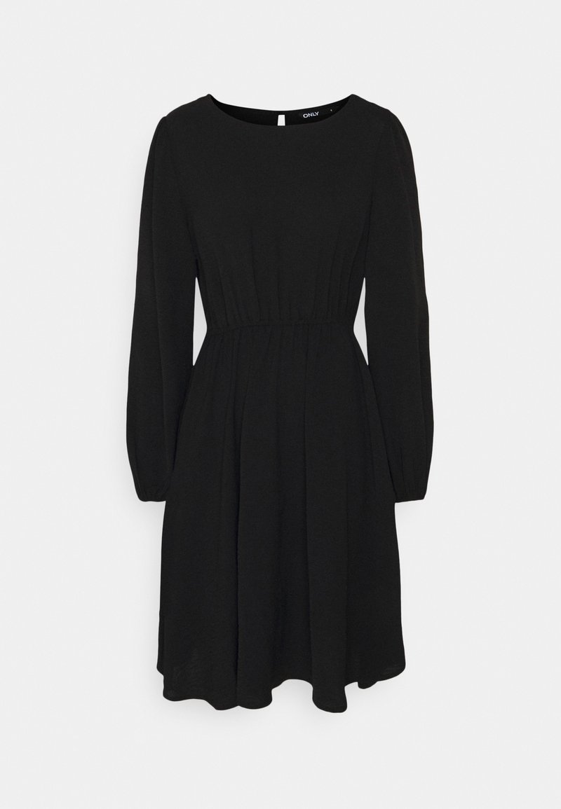 Robe noire mi-longue à manches longues, décolleté rond et taille cintrée sur fond blanc uni.