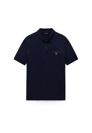 Marineblå polo i bomuld med to-knaps løbegang. Har broderet logo og lille flagdetalje på brystet. Kortærmet.