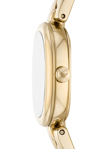 Goldfarbene Armbanduhr mit rechteckigem Gehäuse, glatter Oberfläche und einer strukturierten Krone mit Logo. Poliertes Metallarmband mit Gliedern.