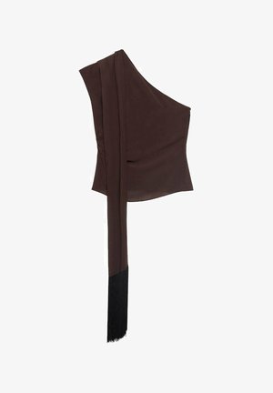 Top marrone asimmetrico in tessuto liscio, con una spalla sola, una manica lunga drappeggiata e un dettaglio orlo frangiato.