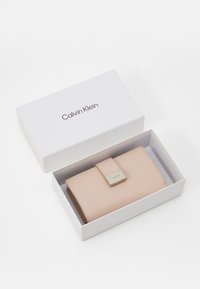 Calvin Klein HARDWARE SNAP BIFOLD - Lommebok - rose dust