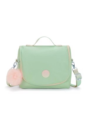 Mintgrøn skuldertaske med topstrop, beige kant, sølvhardware og en lyserød fluffy pompom-vedhæng fastgjort til remmen.