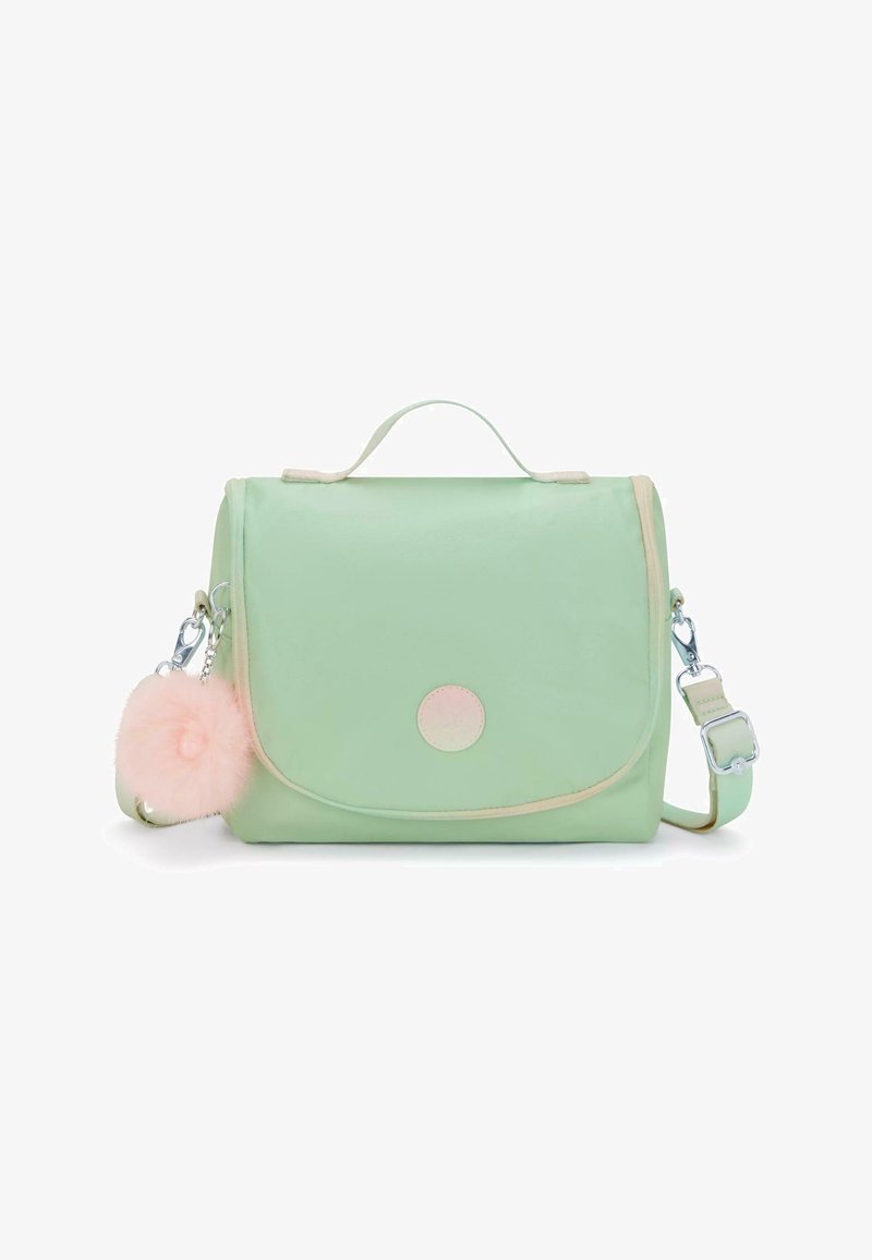 Sac à épaule vert menthe avec une poignée supérieure, des garnitures beiges, une quincaillerie argentée et un charm pompon rose duveteux attaché à la sangle.