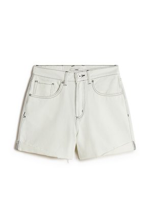 Ljusgrå denimshorts med rak skärning, fransad nederkant och kontrasterande svart sömnad. Framlommor och en knappstängning syns tydligt.