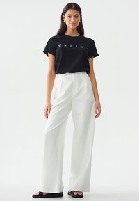 CALLI LOGO  - Trükipildiga T-särk - black  white emb