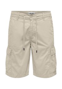 Shorts cargo beige con cintura ajustable, bolsillos frontales y laterales, y detalles cosidos. Fabricados con una tela ligera y duradera.
