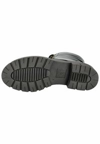 Suela de bota de goma negra con surcos y estrías profundas, que proporciona tracción. Incluye un diseño suave y curvado con un ligero tacón.