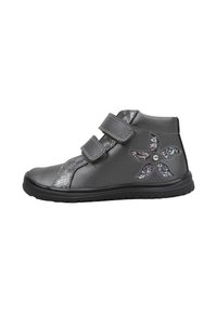 Chaussure grise pour enfant avec deux bandes velcro et décoration de fleurs pailletées sur le côté.