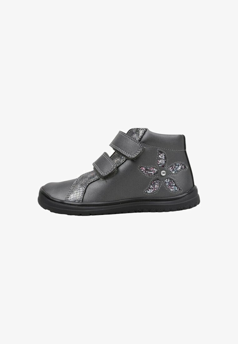 Zapato gris de niño con tobillo, con doble tira de velcro y decoración de flores brillantes en el lateral.