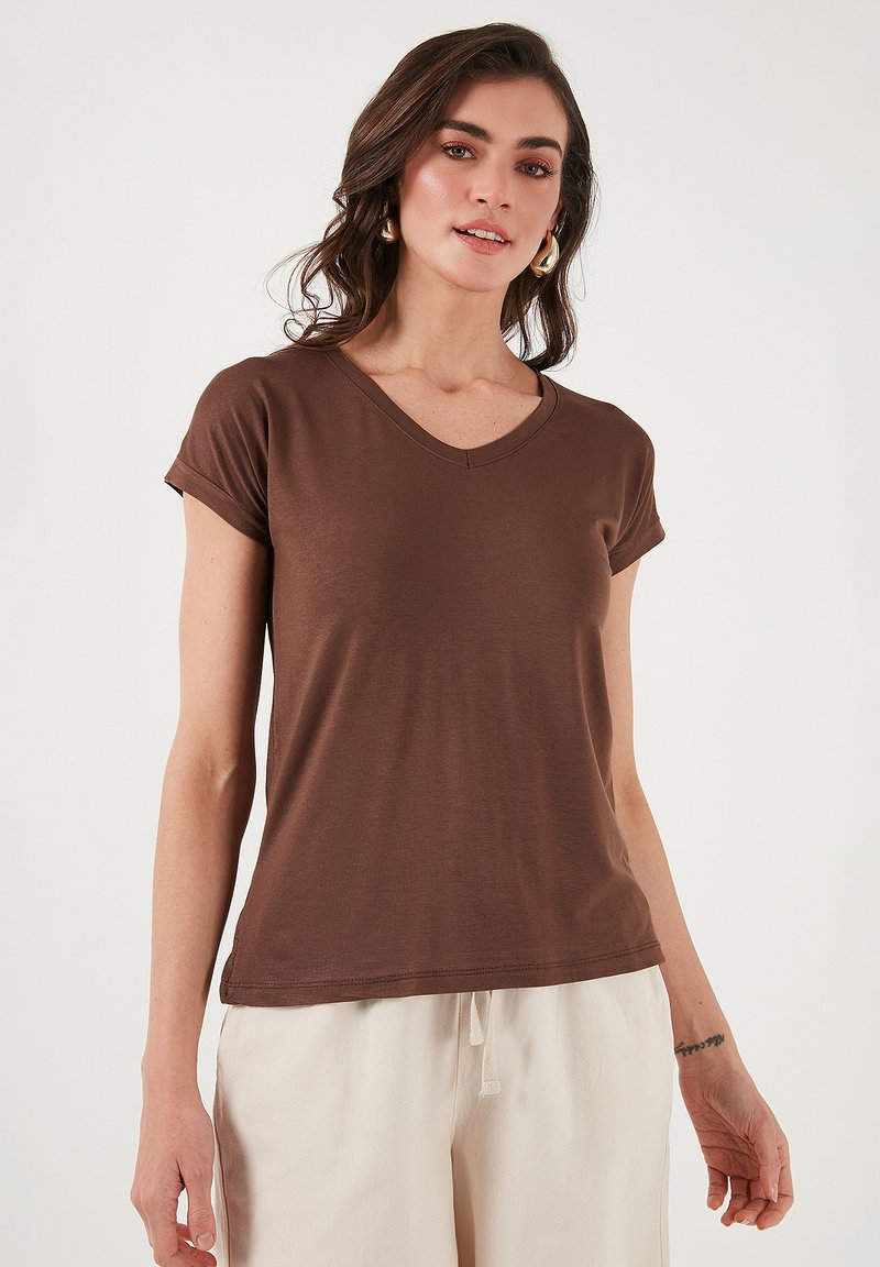 T-shirt marrone a maniche corte con scollatura a V, realizzato in tessuto morbido, con maniche arrotolate e una vestibilità rilassata.