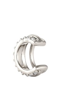 Silvring med vågmönster, prydd med små klara stenar längs den övre kanten. Materialet är märkt med "925" som indikerar sterlingsilver.