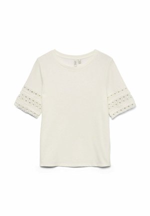 Camicia bianca a maniche corte con scollo rotondo e dettagli in pizzo sulle maniche, mostrata su sfondo bianco.