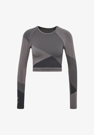 Grauer Langarm-Crop-Top mit unterschiedlichen diagonalen Streifenmustern in dunkleren Farbtönen, subtiler Textur und einem abgerundeten Ausschnitt.