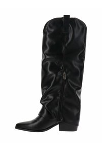 Bota alta de imitación cuero negra con un diseño arrugado, punta afilada y tacón cuadrado; cuenta con un zipper lateral y una pestaña para facilitar su puesta.