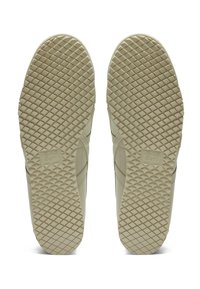 Sneakersohlen in hellbeige mit einem gemusterten Profil. Enthält rautenförmige, strukturierte Griffe und Branding im Fersenbereich.