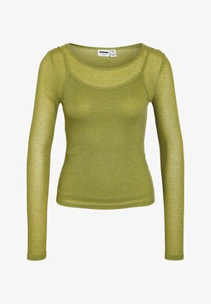 Langermet, semitransparent olivengrønn ribbestrikket topp med rund hals og et lagdelt mesh-detalj over øvre del av brystet.