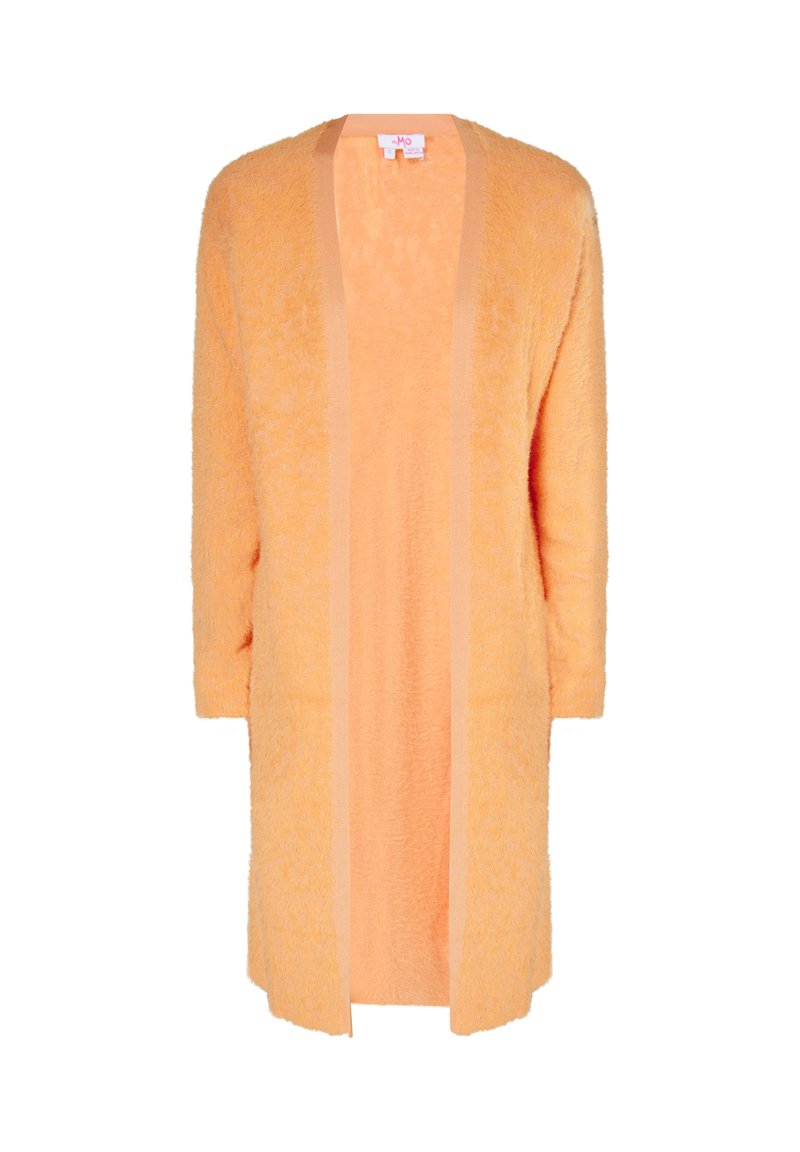 Oranžinė pūkuota kardiganas su trim ketvirtadalių rankovėmis ir kontrastinga lygiąja apdaila. Atvira priekinė konstrukcija, minkšta tekstūra ir iki kelių besitęsiantis kirpimas.