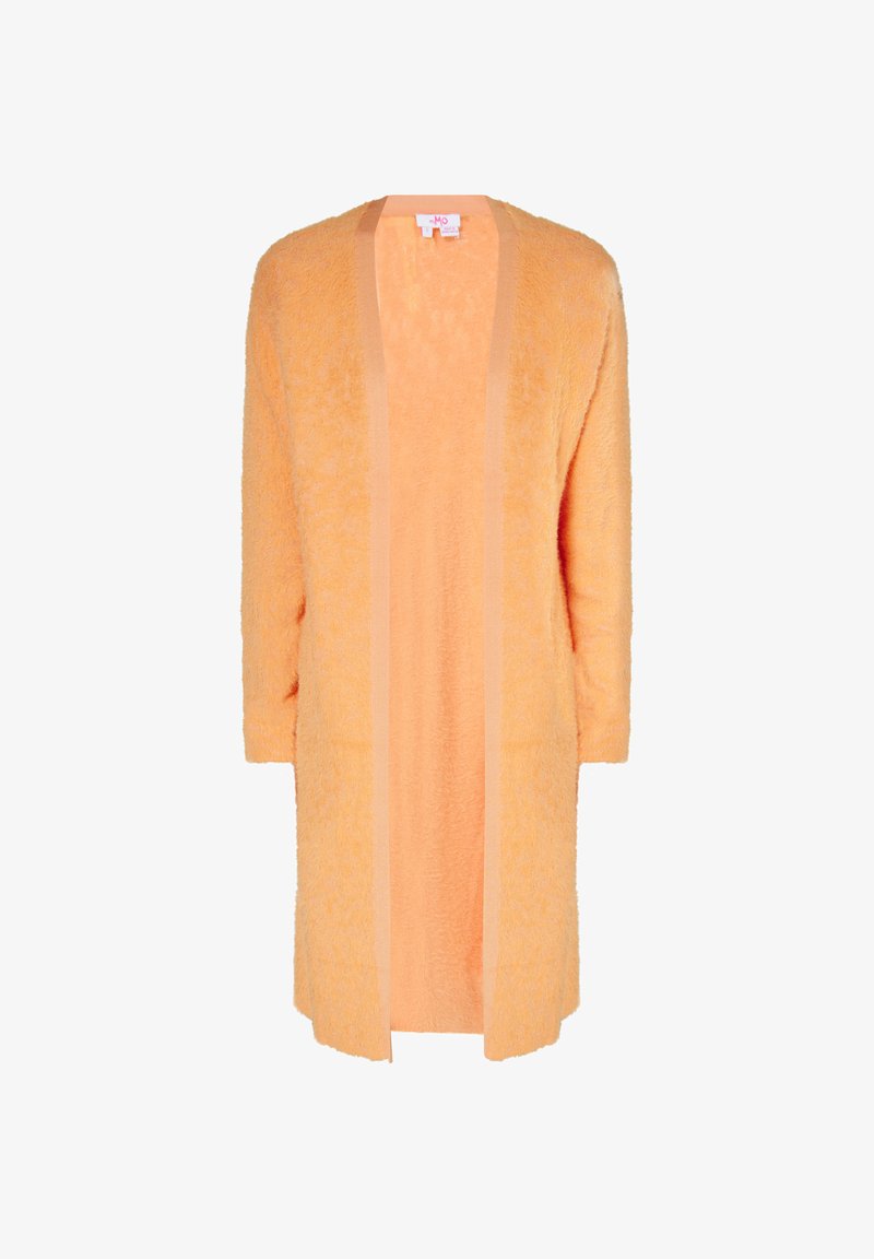 Oranžinė pūkuota kardiganas su trim ketvirtadalių rankovėmis ir kontrastinga lygiąja apdaila. Atvira priekinė konstrukcija, minkšta tekstūra ir iki kelių besitęsiantis kirpimas.