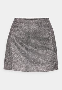 Falda corta de brillo plateado con una textura suave, forma ajustada y cintura alta. Presenta un diseño limpio y sencillo sin acentos adicionales.