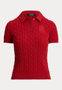 Polo shirt rosso lavorato a maglia con motivo a treccia, maniche corte, colletto e un piccolo logo ricamato sul petto.