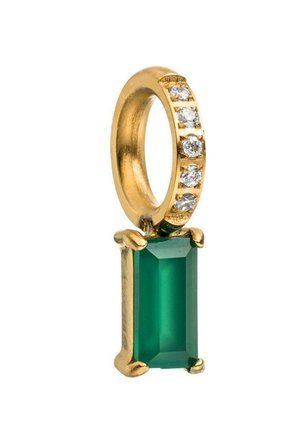 Goldener Ohrring mit runden klaren Steinen am Reif und einem darunter hängenden rechteckigen grünen Edelstein in einer Krappenfassung.