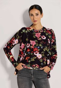 Schwarzer Blumensweater mit lebhaften Rosen- und Blattmustern, rundem Ausschnitt, langen Ärmeln und einem gerippten Saum in kontrastierenden Farben.