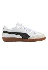 Fehér sneaker fekete részletekkel és gumi talppal. Simább bőr felsőrésszel, cipőfűzős frontrészel és velúrból készült orrkappal rendelkezik.