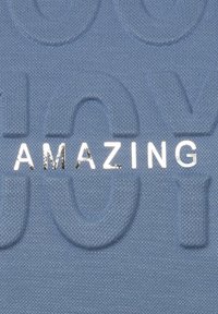 Strukturierter blauer Stoff mit erhabener Schrift, die "AMAZING" in glänzendem Silber buchstabiert und somit einen Kontrast in Farbe und taktilem Detail schafft.