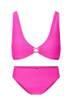 Ružový bikiny set s trojuholníkovým topom a prekríženým detailom, so zlatými akcentmi, v kombinácii s vysokými spodkami. Hladká textúra.