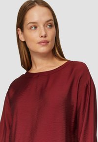s.Oliver MET ELASTISCHE ZOOM - Blouse - rubinrot