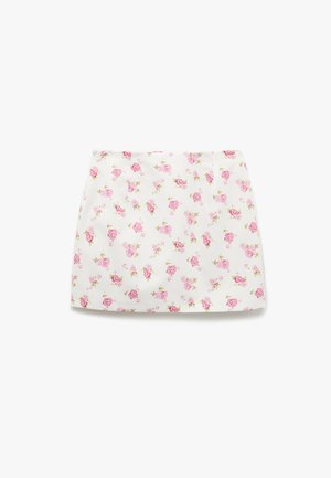 Witte rok met een bloemenpatroon van roze rozen en groene bladeren. Gemaakt van lichtgewicht stof, heeft het een rechte silhouet.