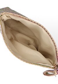 Geflochtene Clutch-Tasche mit mehrfarbigem Äußeren, beigem Stofffutter und goldfarbenem Reißverschluss. Verfügt über einen geflochtenen Reißverschlussanhänger für einfachen Zugang.