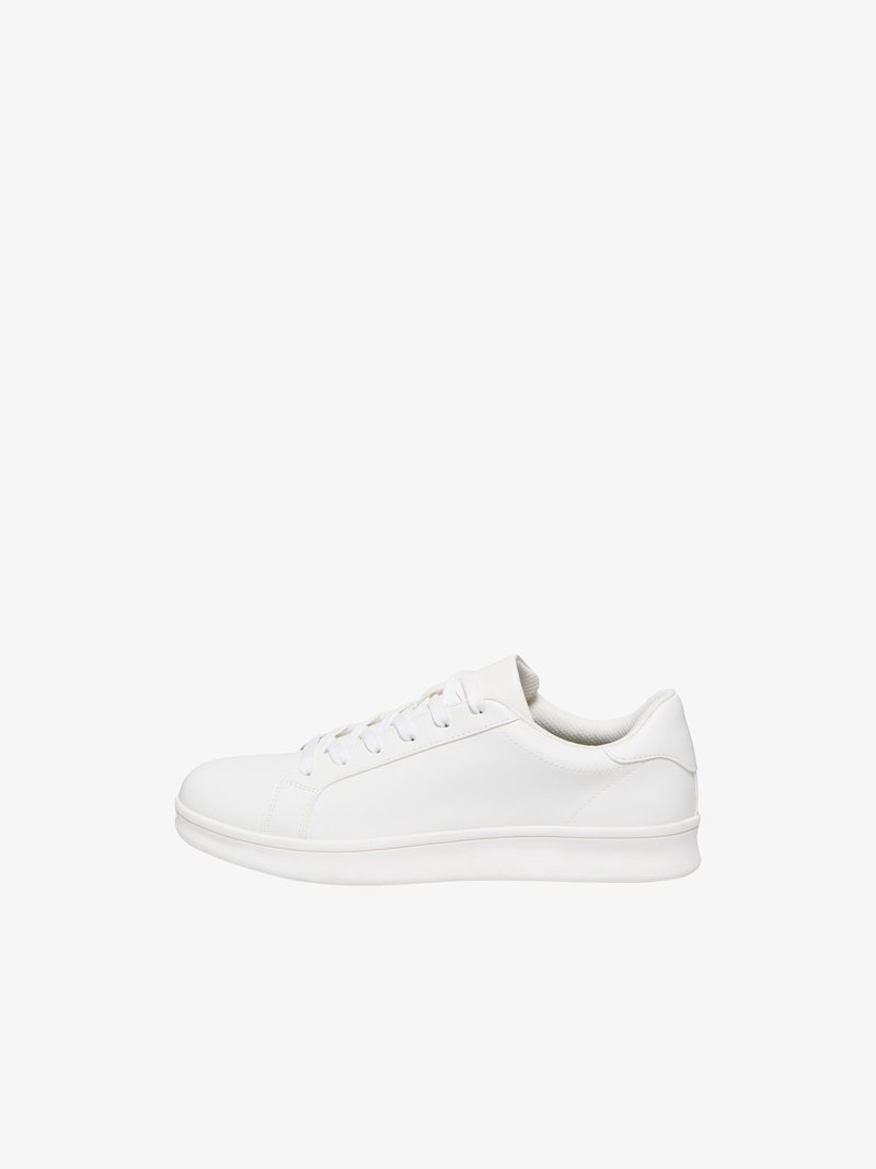 Basket basse blanche avec fermeture à lacets, tige en cuir lisse, col rembourré et semelle épaisse en caoutchouc, présentée de profil sur fond blanc.