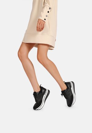Sneaker nere con tessuto testurizzato e dettagli in pelle liscia. Suola intermedia bianca spessa e lacci neri a contrasto. Dettagli riflettenti sottili.