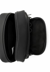 Černý batoh s dvěma otevřenými kapsami na zip, ukazující prázdný vnitřek a malou vnitřní kapsu.