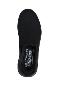 Zapato de slip-on negro de Skechers con parte superior de malla, plantilla acolchada y diseño de punta redonda. Presenta un logo en relieve en la plantilla.