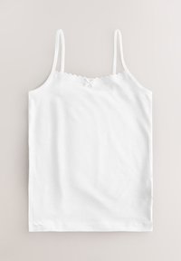 Biały bawełniany top na ramiączkach z cienkimi paseczkami, z falbaniastym wykończeniem z koronki wzdłuż dekoltu oraz małym kokardkowym detalem na środku. Gładka faktura.