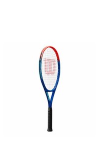 Racchetta da tennis con telaio blu e rosso, impugnatura nera testurizzata e corde bianche. Presenta il logo "Wilson" in rosso sulla superficie delle corde.